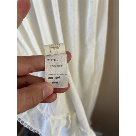 Vintage ILGWU White Nightgown Women’s Size Small, Lace Hem, Button Front - Picture 9 of 9